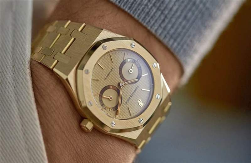 由於已經絕版多時，加上本身又是貴金屬材質，因此25572BA目前的行情依舊亮眼。（Source：A Collected Man）