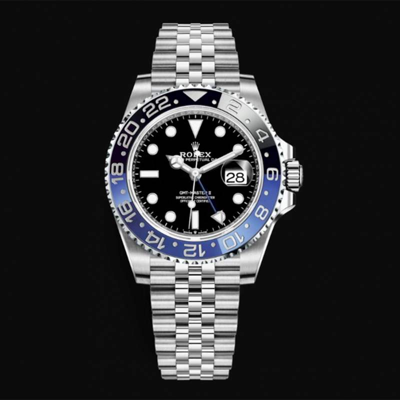 俗稱藍黑圈、BATMAN的Rolex GMT-Master II 116710BLNR是舊版本的款式，用的是三格表帶，早已經(jīng)