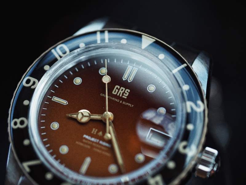 此外，雙向扭動的表圈則以黃銅及特效樹脂制成，其靈感是來自過去舊式