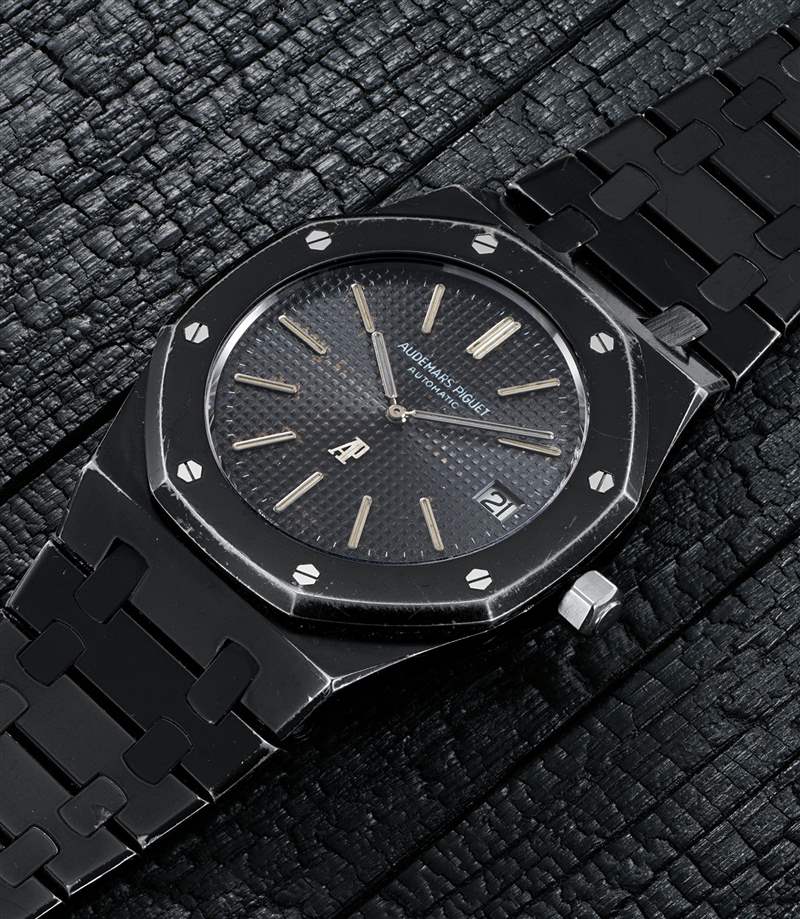 人稱「老佛爺」的已故時尚界巨星Karl Lagerfeld經(jīng)常被捕捉到佩戴不同尺寸的皇家橡樹PVD塗層黑化版本，而他也常在佩戴後將之贈予友人或工作上的合作者。這枚Karl Lagerfeld的舊藏，型號5402ST黑色PVD塗層皇家橡樹「A系列」以93.7萬瑞郎成交。（圖片來源：富藝斯）