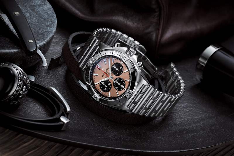 百年靈 Chronomat B01 42，帶有銅色表盤和黑色對比色計(jì)時(shí)盤