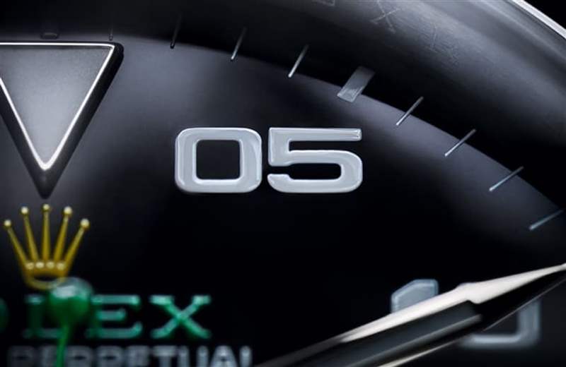 面盤5分鐘刻度前面多加一個(gè)0，使得面盤整體以5分鐘為單位的刻度更有一致性。（Rolex）