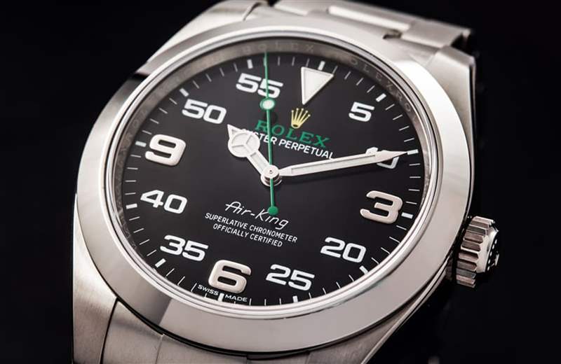 舊款A(yù)ir-King 116900原本是勞力士相對冷門的運(yùn)動表，但是在2022年的日內(nèi)瓦鐘表與奇跡表展開幕前因?yàn)橥．a(chǎn)傳聞四起，導(dǎo)致手表行情隨之暴漲。 （Rolex）