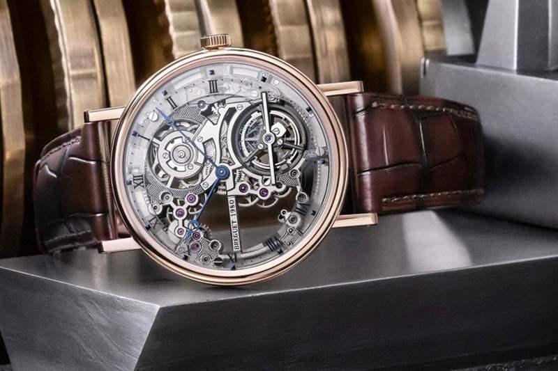 陀飛輪聽落簡(jiǎn)單，但實(shí)際工藝卻是非常復(fù)雜，事實(shí)上，當(dāng)時(shí)1801年申請(qǐng)專利，陀