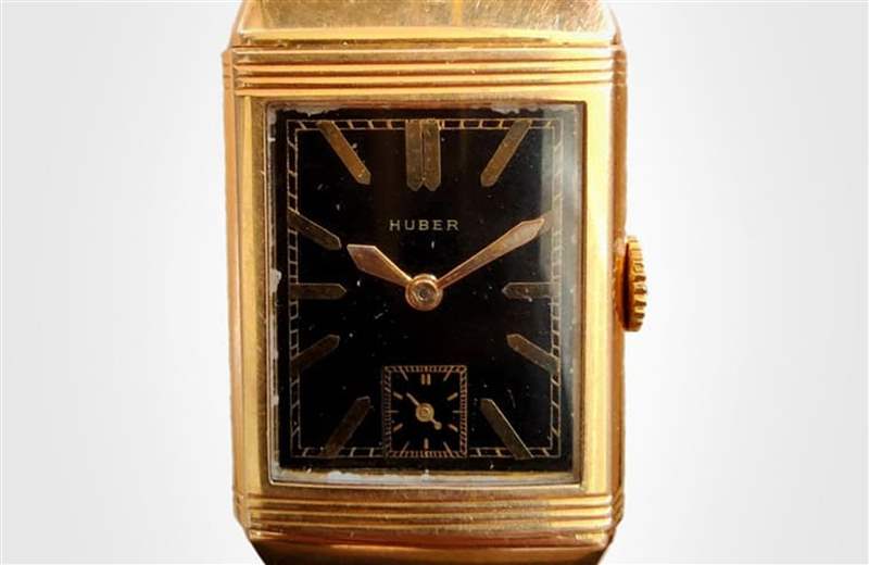 美國文物拍賣公司「亞歷山大歷史拍賣行」（Alexander Historical Auctions）最近釋出了一件很有意思的拍賣品，那是納粹帝國獨裁者希特拉（Adolf Hitler）曾擁有過的一款翻轉K金表，由于手表很稀有，加上原主人在歷史上曾扮演的重要角色，因此手表的估價也是非常可觀。 （alexautographs）