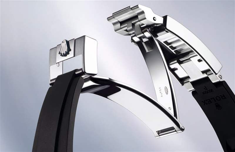 Oysterflex橡膠錶帶搭配勞力士設計並獲得專利的白金摺疊蠔式保險扣,能有效防止帶扣意外開啟,且搭配Glidelock延展裝置,最多能延展15mm。(Rolex) Rolex Yacht-Master彩虹圈手表表殼鑲上彩色寶石、鉆石低調奢華-復刻表