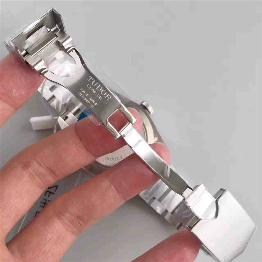 ZF帝舵碧灣系列小紅盾會一眼假嗎