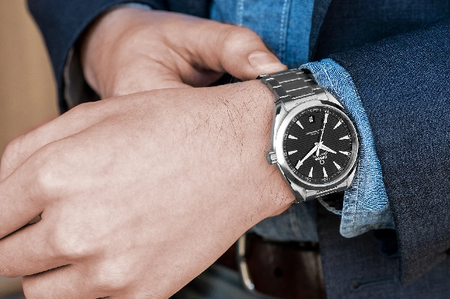 看電影喬治克魯尼試圖阻止他女兒的婚禮穿著歐米茄海馬Aqua Terra在“天堂門票”中-復刻表