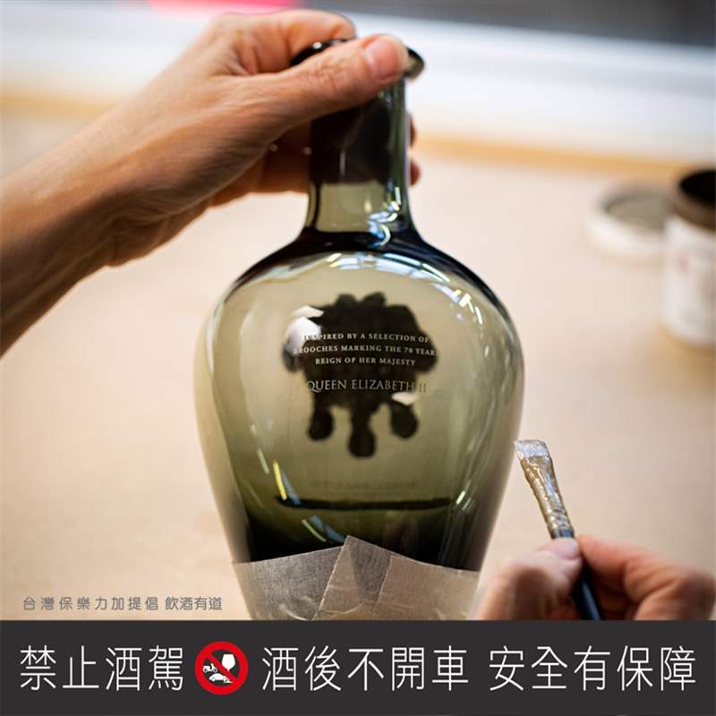 皇家禮炮致敬白金禧深遠(yuǎn)意義珍稀威士忌的完美調(diào)和成就時代定義