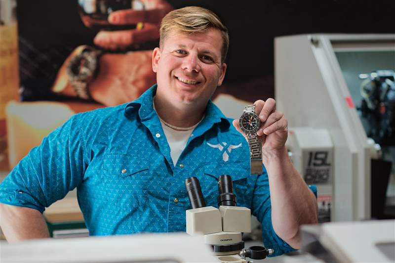 拿著手表的男人