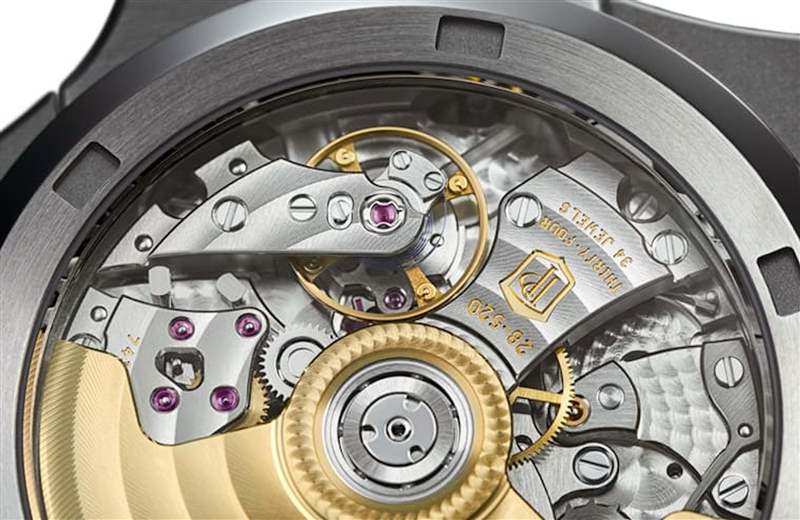 PATEK PHILIPPE Nautilus 5990/1A-011 參考價(jià):HK$ 492,300(PATEK PHILIPPE官網(wǎng)) PP百達(dá)翡麗標(biāo)尾會(huì)推出4款新Nautilus金鷹手表型號(hào)價(jià)格一次看-復(fù)刻表