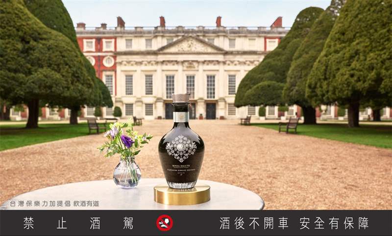 皇家禮炮致敬白金禧深遠(yuǎn)意義珍稀威士忌的完美調(diào)和成就時代定義