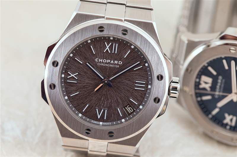 偷比。帶有集成手鏈的不銹鋼手表不是來自通常的嫌疑人-復(fù)刻表