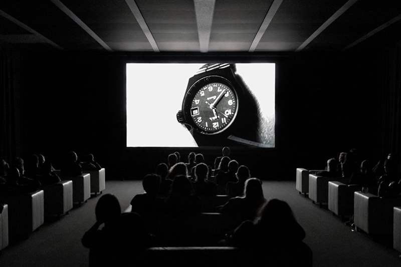 電影院屏幕上的黑色手表