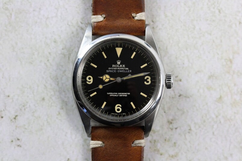 同樣是1016，但這款表面12點位置的「EXPLORER」消失了，改為「SPACE DWELLER」一行英文字。 背后原