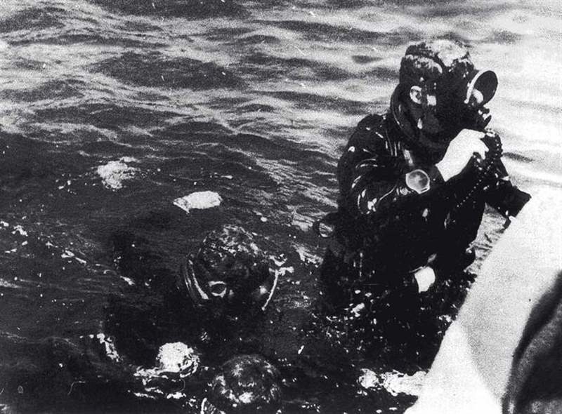 但事實(shí)上,也有少數(shù)表冠「離群傾左」,難道這些腕表統(tǒng)統(tǒng)為左撇子而設(shè)? 答案 腕表冷知識(shí)|什么是左手版腕表?表冠又點(diǎn)解喺左邊?-復(fù)刻表