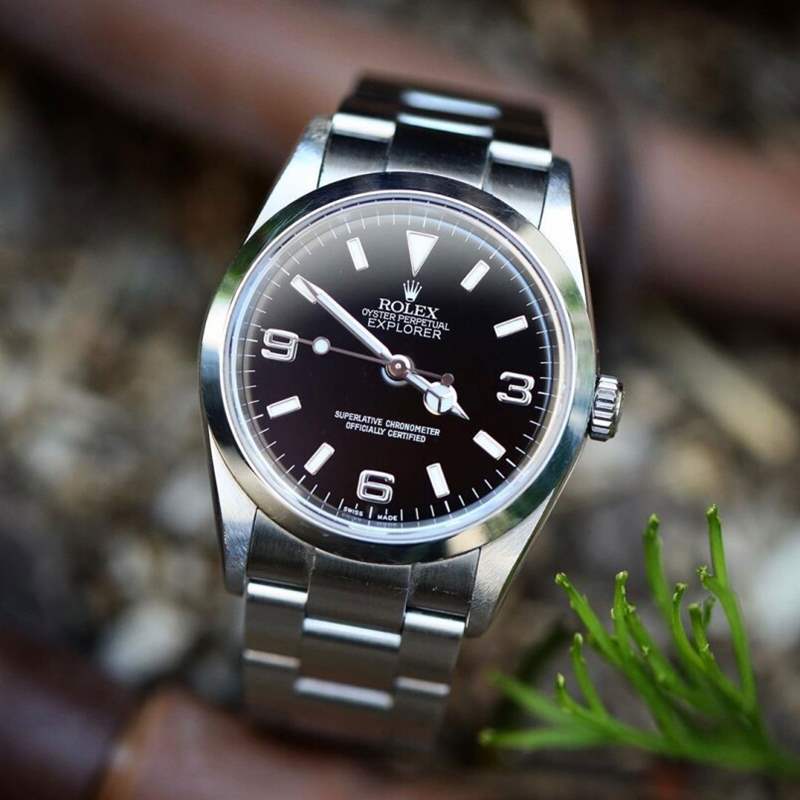 2001推出年的114270，心臟換上更穩(wěn)定的3130機芯，外表大致一樣，只是時標的邊框