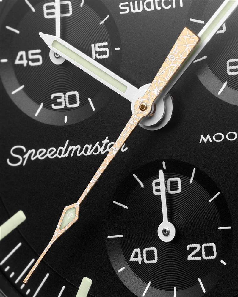 設計靈感來自夜間綻放的花朵，因為盛開的花形輪廓如同滿月的圓形，白色的花朵輪廓線條讓指針又多了些新話題。（IG@swatch）