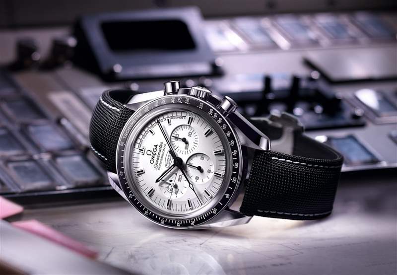 311.32.42.30.04.003的面盤走黑白漫畫風(fēng)格，包括小秒盤和面盤外緣前14分鐘刻度都有特別的設(shè)計(jì)。 （OMEGA）