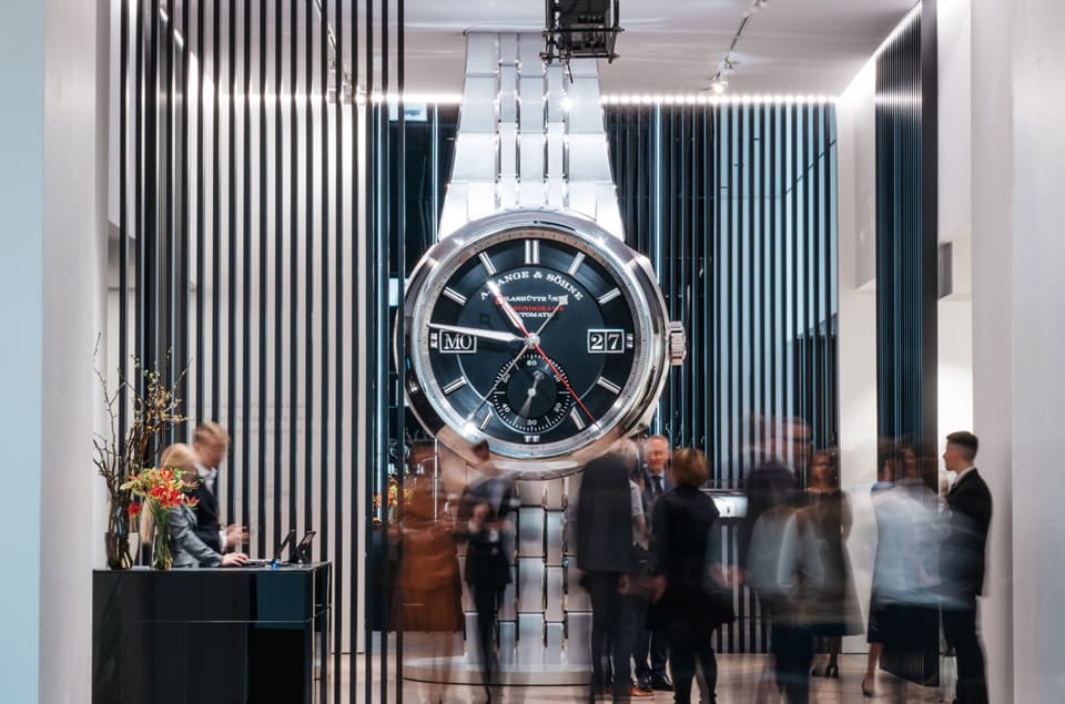 倫敦哈洛德百貨出現一支超巨大朗格Odysseus計時碼表比實表大50倍!-復刻表