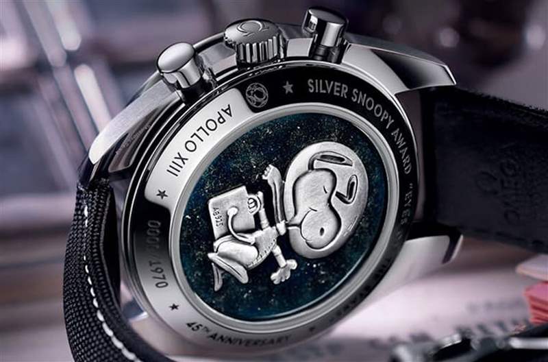 手錶底蓋刻上立體的銀史努比獎(jiǎng)?wù)?，具體而微地展現(xiàn)手錶創(chuàng)作的淵源。（OMEGA）