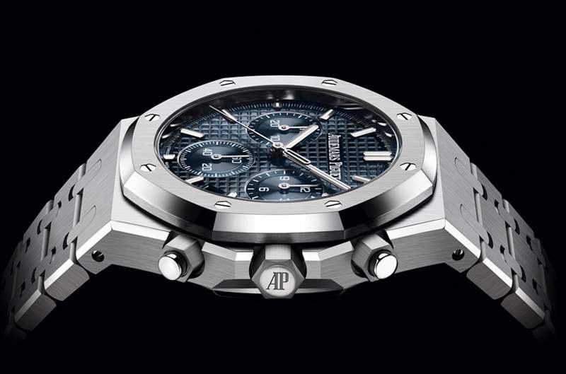 不銹鋼藍面的皇家橡樹自動上鏈計時碼表二級市場價格最佳,不過與2022年8月相比,它的國外報價已經下滑39%之多。 (AUDEMARS PIGUET) AP皇家橡樹最新行情出爐愛彼自動計時碼表一年前后價格縮水4成-復刻表